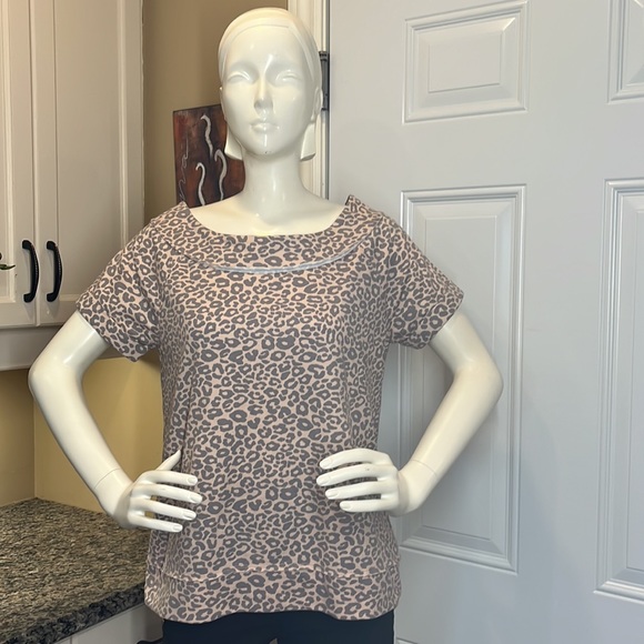 Pink leopard loose fitting style top - Picture 2 of 2